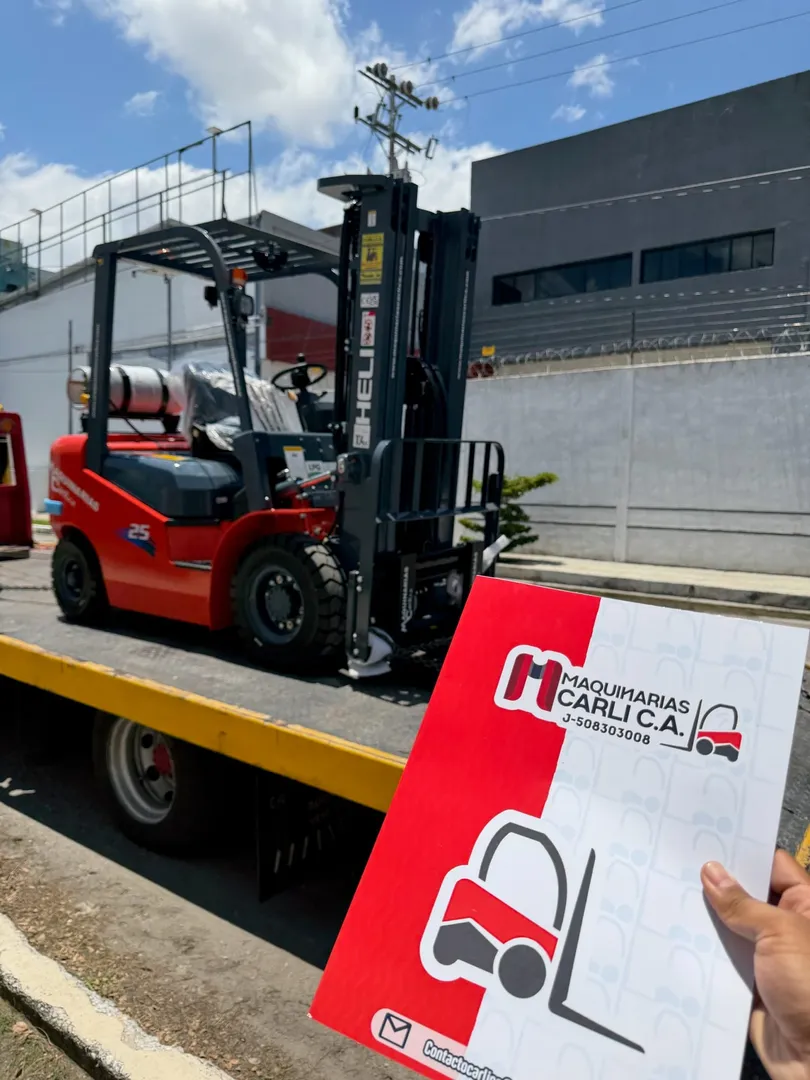 Montacargas Heli de 2,5 toneladas a gas, nuevo, cargado sobre una plataforma para su entrega.